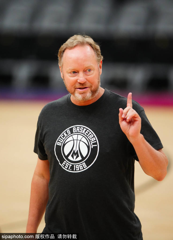 夏洛特黄蜂训练开放日，国际比赛日更衣室发声引欢呼，NBA季后赛在即，身体对抗强度拉满的简单介绍