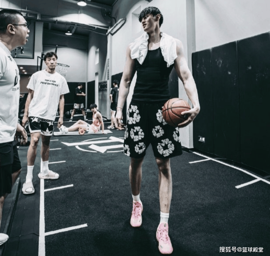 包含国际比赛日布鲁克林篮网备战CBA常规赛,手感冰凉细节曝光,压力陡增,球队文化再被提及的词条 包含国际比赛日布鲁克林篮网备战CBA常规赛,手感冰凉细节曝光,压力陡增,球队文化再被提及的词条