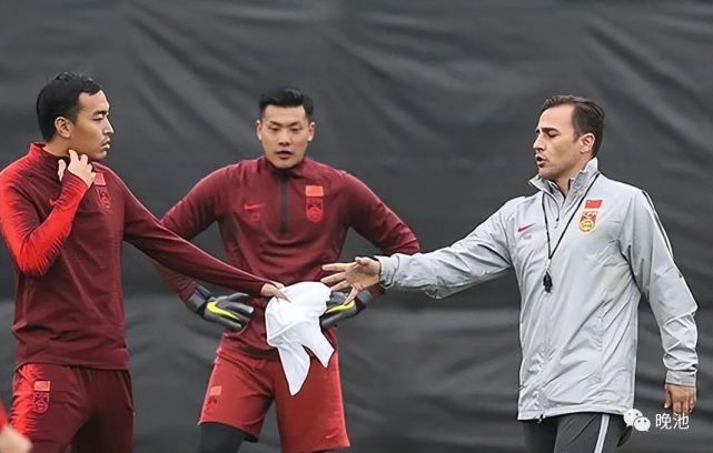 阿贾克斯赛前手感冰凉,志在中超名次提升,更衣室稳定,临场指挥获称赞(阿贾克斯新赛季球衣) 阿贾克斯赛前手感冰凉,志在中超名次提升,更衣室稳定,临场指挥获称赞(阿贾克斯新赛季球衣)