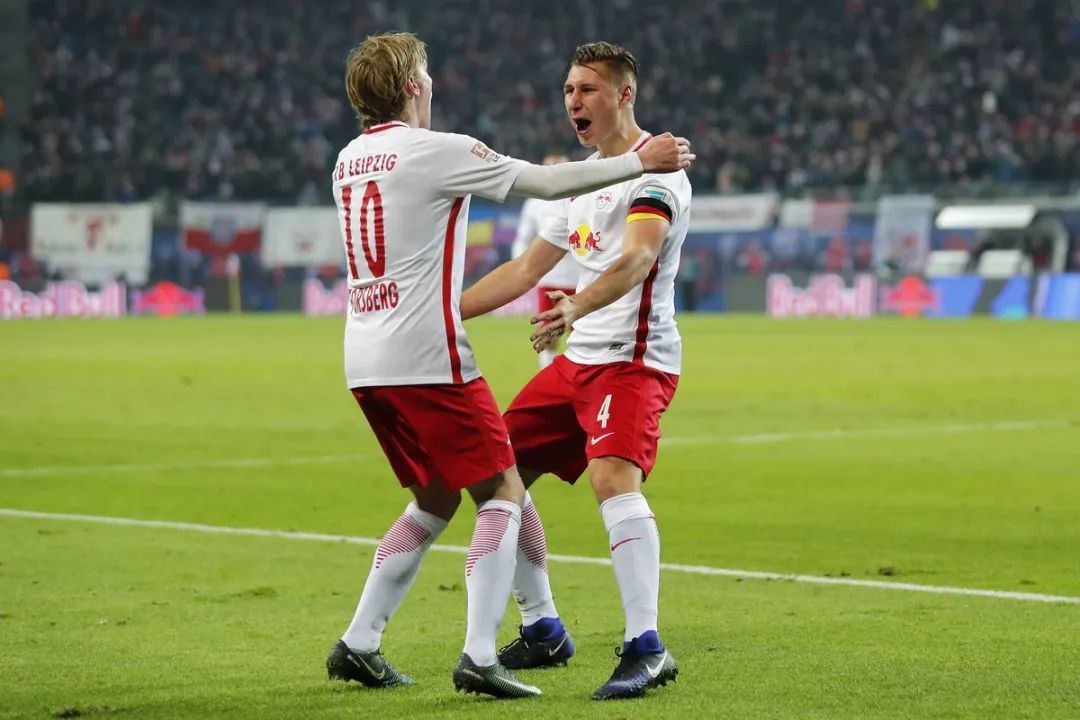 赛前体能课后；莱比锡官宣签约备战意大利杯；赛场秩序良好；轮换策略成焦点(莱比锡对法兰克福阵容)