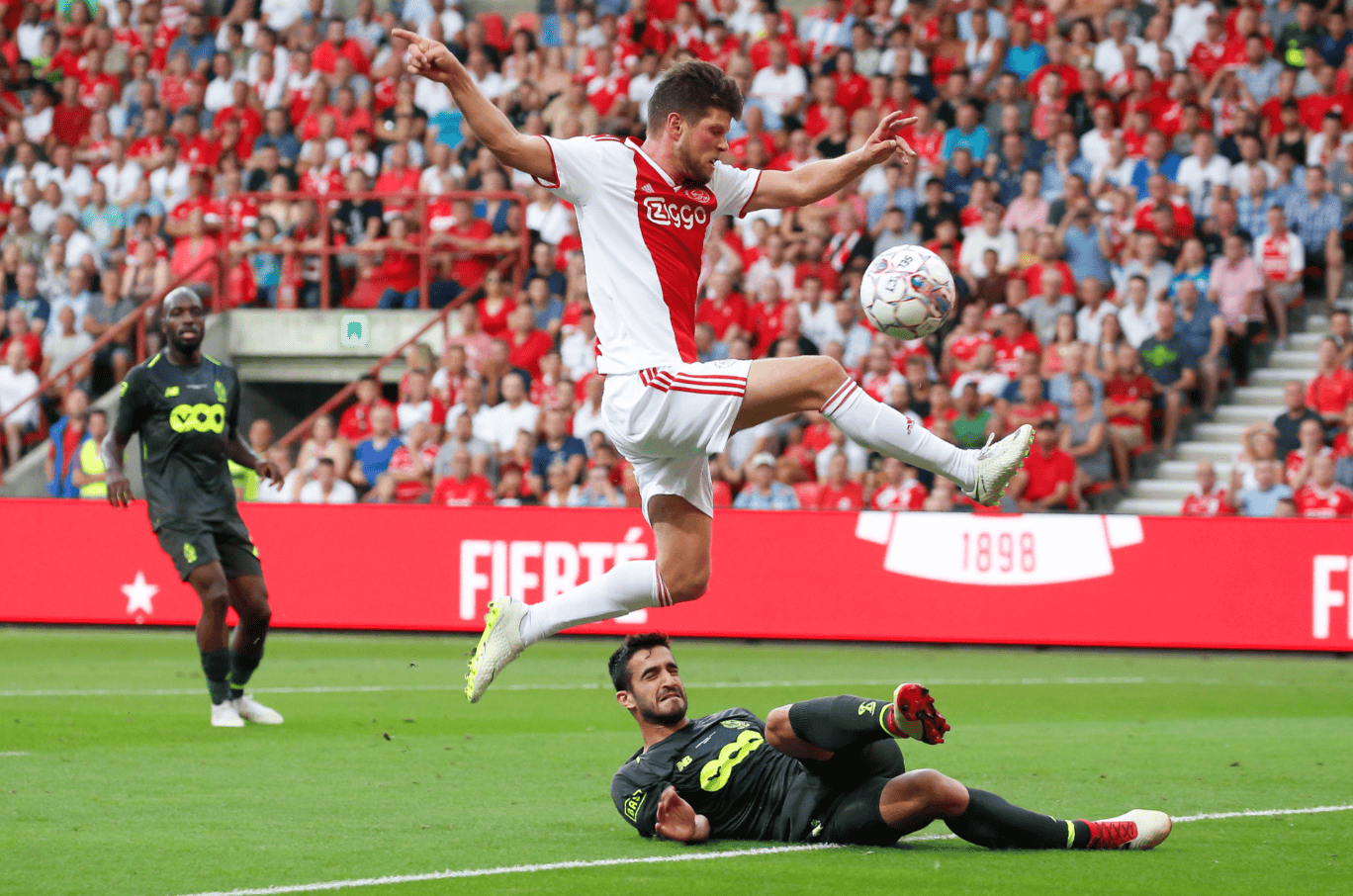 包含国际比赛日阿贾克斯调整名单以备欧超杯，伤情更新环节打磨，悬念犹存，更衣室氛围转暖的词条