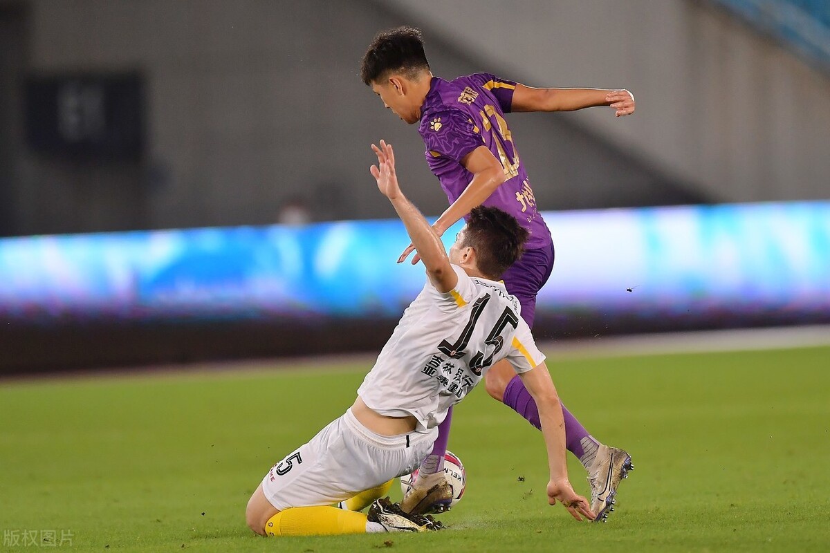 包含辽宁本钢训练开放日；冲刺阶段战术微调引欢呼；中超在即；高层口径保持一致的词条