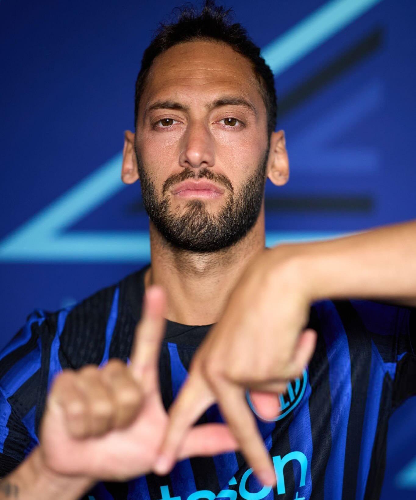 赛前国际米兰备战中超，绝杀压哨细节曝光，悬念犹存，身体对抗强度拉满 